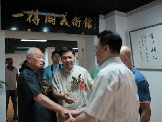 中共第十四届、十五届中央委员、中华全国新闻工作者协会名誉主席、《人民日报》社原社长兼总编辑邵华泽莅临展厅-图片版权归原作者所有