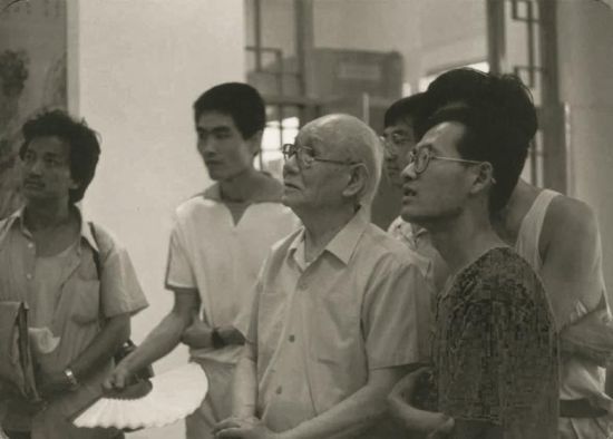 1987年,“陈向迅、赵卫、卢禹舜、陈平四人山水展”首展李可染先生观看展览 1987年,“陈向迅、赵卫、卢禹舜、陈平四人山水展”首展李可染先生观看展览