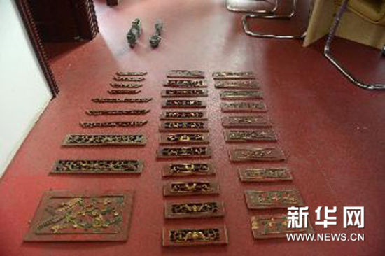 贵州省台江县警方向记者展示扣押物品（8月20日摄）。