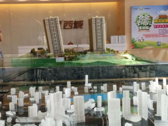 图为重庆万科西城售楼处被毁后重新修复的沙盘模型 记者 张晓晖 摄