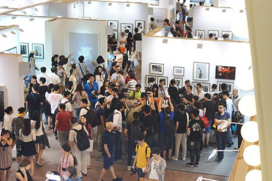 上海艺术影像展更像是 “上海影像汽车展”,这些摄影发烧友用拍车展模特的方式来狂拍这些摄影作品及展位。我非常理解这些发烧友,必竟自己也是从发烧友到摄影师再到策展人的。 上海艺术影像展更像是 “上海影像汽车展”,这些摄影发烧友用拍车展模特的方式来狂拍这些摄影作品及展位。我非常理解这些发烧友,必竟自己也是从发烧友到摄影师再到策展人的。