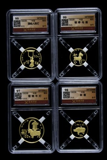 1993年出土文物青铜器第(3)组金币四枚一套(含1盎司、1/2盎司、2*1/4盎司、发行量:500套) 1993年出土文物青铜器第(3)组金币四枚一套(含1盎司、1/2盎司、2*1/4盎司、发行量:500套)