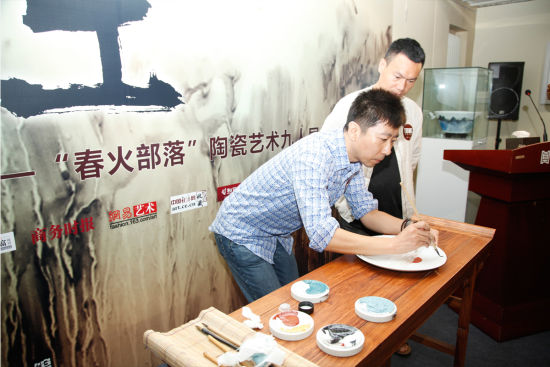 图4 “春火部落”陶瓷艺术家韩左斌、文俊春现场表演瓷艺 图4 “春火部落”陶瓷艺术家韩左斌、文俊春现场表演瓷艺