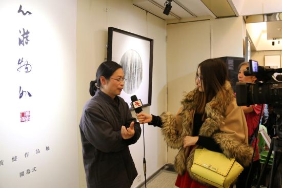 参展艺术家黄健接受媒体采访 参展艺术家黄健接受媒体采访