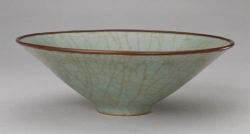 宋龙泉窑青釉划花纹碗(图16) 宋龙泉窑青釉划花纹碗(图16)