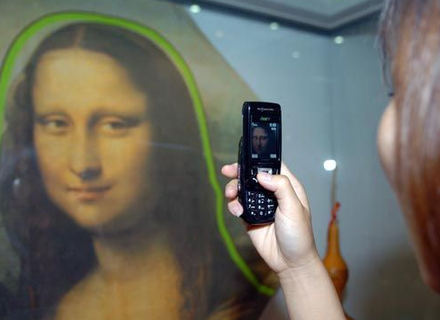 　一名参观者在用手机拍摄达·芬奇的代表作《蒙娜丽莎》的复制品