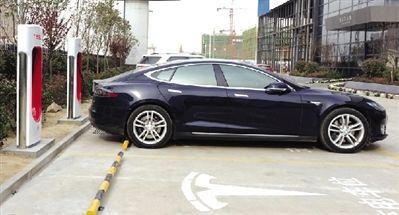 某汽车销售公司外的特斯拉汽车充电桩 郑州晚报记者 马健 图