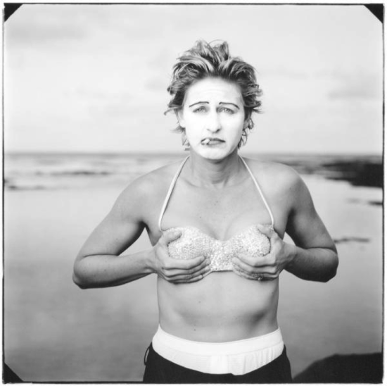 安妮•莱伯维茨摄影作品《艾伦•德杰尼勒斯，夏威夷考爱岛》（1997）