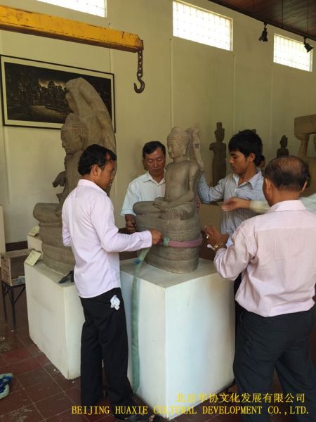 工作人员在柬埔寨现场包装文物 工作人员在柬埔寨现场包装文物