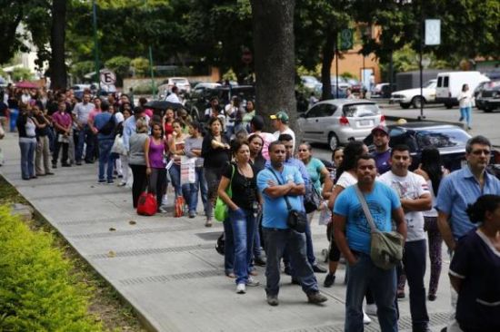 委内瑞拉物资短缺 收费排队成为新职业|委内瑞