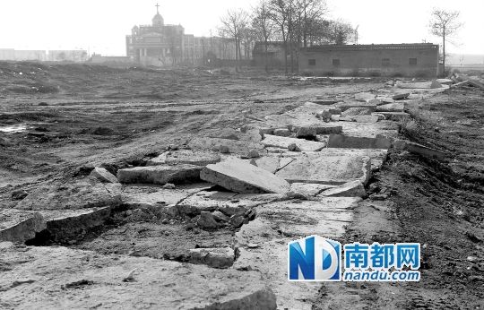 2月5日，刘寨镇刘寨村村内道路被毁，水泥路面已成碎块。此事被曝光后，施工人员又连夜进行紧急清理。