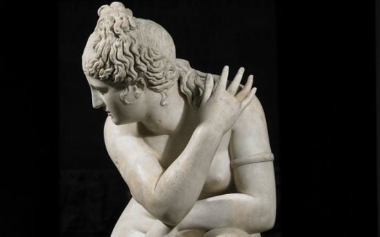 一个裸体的阿佛洛狄忒蹲在她洗澡的大理石雕像，也被称为雷利的金星。罗马希腊的副本，第二个世纪。（图片：大英博物馆）