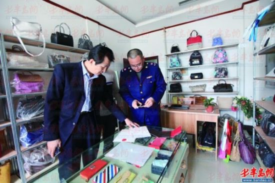 京东曝假包门 巴宝莉包产自青岛小作坊|京东