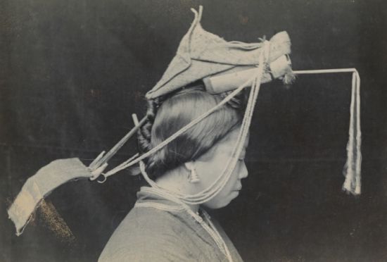戴着节日的喜庆头饰的“狗脸”(畲族)女人,1896. 戴着节日的喜庆头饰的“狗脸”(畲族)女人,1896.