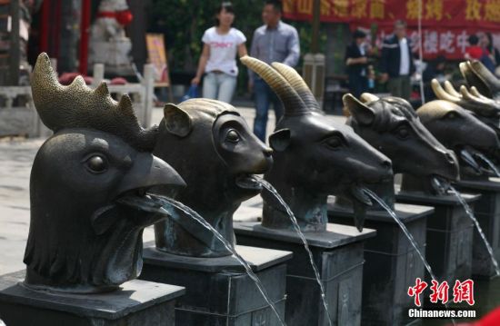 山寨版圆明园十二兽首抢眼太原街头