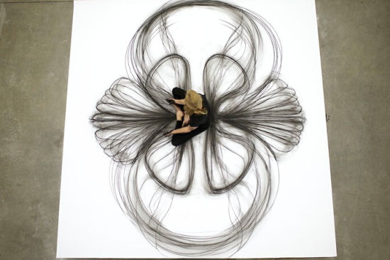 美国艺术家希瑟·汉森用肢体动作创造木炭画过程