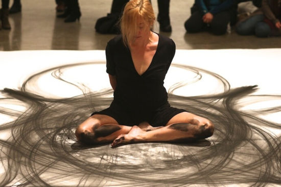 美国艺术家希瑟·汉森用肢体动作创造木炭画过程