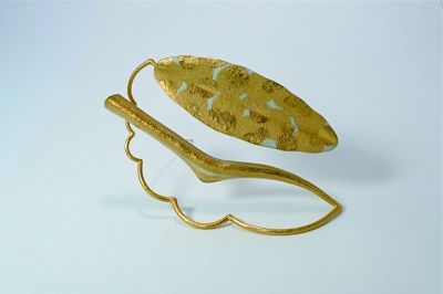 ⑥金光闪耀的植物(925银镀金、金彩) 岩田広己 日本。作品以生活中“自然不经意的样子”为主题,希望观者思考生活中是物质重要还是经验、体验更重要。 ⑥金光闪耀的植物(925银镀金、金彩) 岩田広己 日本。作品以生活中“自然不经意的样子”为主题,希望观者思考生活中是物质重要还是经验、体验更重要。