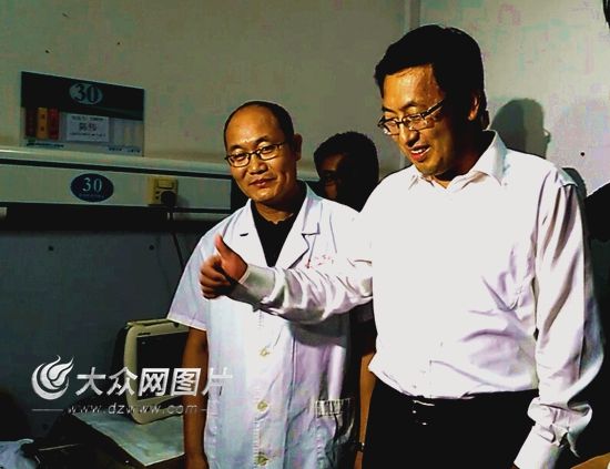 副市長王新文向不畏暴力的環保執法人員陳偉連樹大拇指。