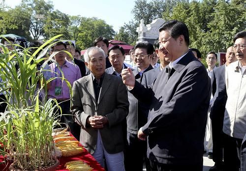 圖為：2012年9月15日，習近平來到北京中國農業大學，參加全國科普日活動。