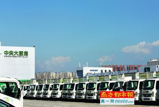 9月24日下午，中央大廚房深圳龍崗基地的空地上停放著一百多輛廂式貨車，它們被指由政府投資，卻閑置著。