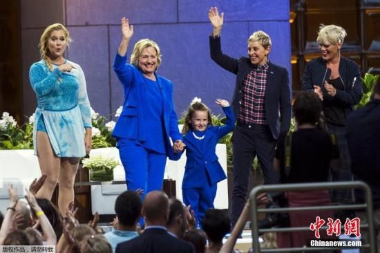 资料图：9月8日，美国纽约，美国民主党总统候选人希拉里-克林顿现身艾伦秀，大跳Nae Nae舞。