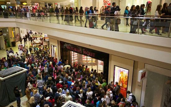 感恩节美实体店客流量疲软 网络销售强劲_国际