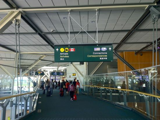 温哥华机场为了方便旅客转机，不仅有中文引导，还设有美国边检(CBP Preclearance)
