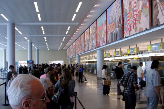 在美国肯尼迪机场等待入境的旅客
