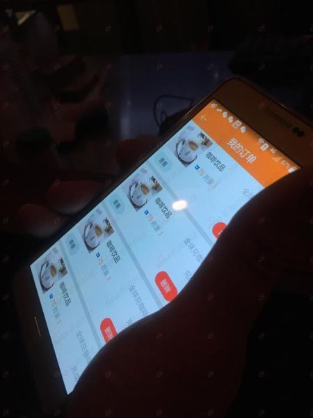 高子强老人用网络黄金兑换券在全球兑App中成功换得一杯热饮 高子强老人用网络黄金兑换券在全球兑App中成功换得一杯热饮