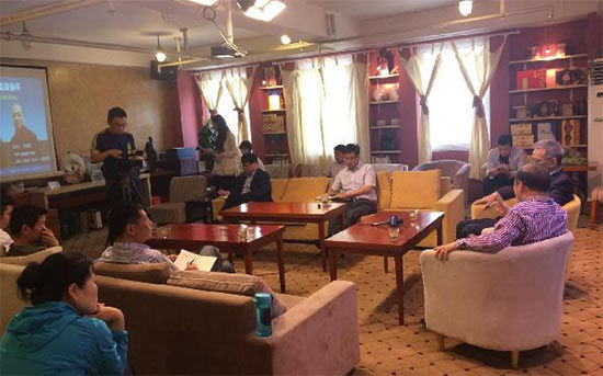 参加座谈的开封市政府和新乡市政府的代表 参加座谈的开封市政府和新乡市政府的代表