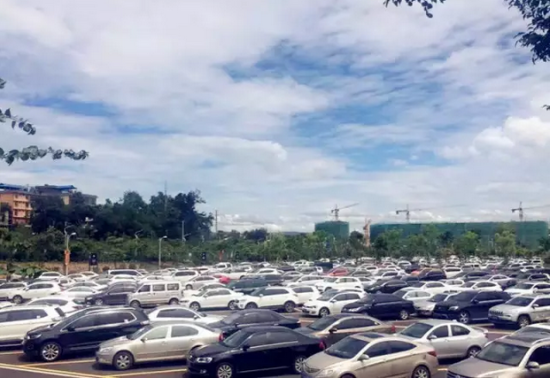 现场火爆,车无虚席 现场火爆,车无虚席