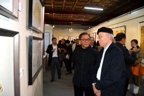 艺术家们参观展览 艺术家们参观展览