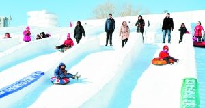 长春世界雕塑公园冰雪乐园让孩子们体验冰雪刺激与快乐。 长春世界雕塑公园冰雪乐园让孩子们体验冰雪刺激与快乐。