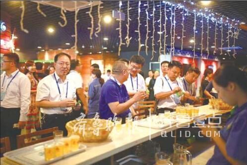 济南青啤梦工厂品尝啤酒。记者 许亚薇 摄 已有14个再建18家示范点 济南工业游将迈进2.0时代