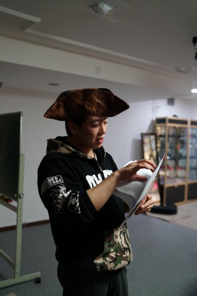 主持人宣布比赛结果 主持人宣布比赛结果