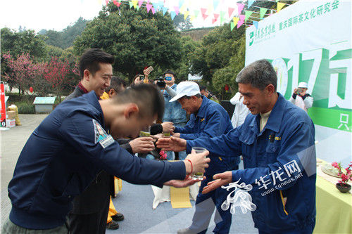 两位非遗大师现场收徒。重庆茶业集团供图 华龙网发 两位非遗大师现场收徒。重庆茶业集团供图 华龙网发