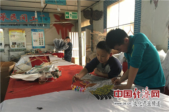 小学生现场体验风筝上色乐趣 中国经济网记者魏金金/摄 小学生现场体验风筝上色乐趣 中国经济网记者魏金金/摄