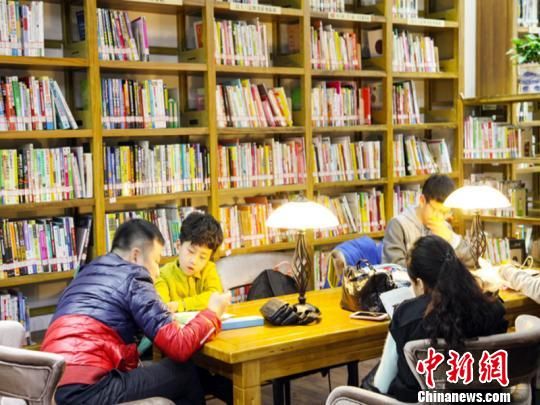 居民在城市书房阅读。温州市图书馆供图 居民在城市书房阅读。温州市图书馆供图