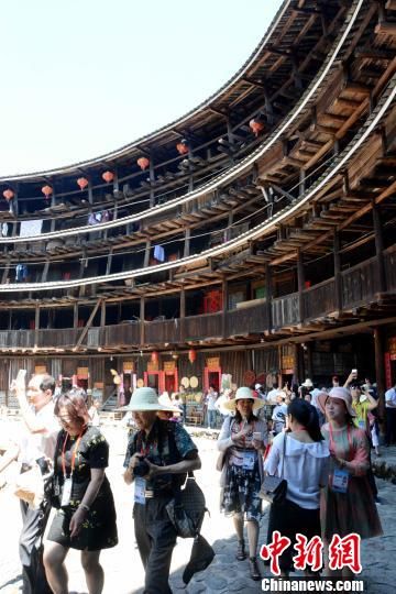 图为海外华文媒体参观“东歪西斜”裕昌楼。 张金川 摄 图为海外华文媒体参观“东歪西斜”裕昌楼。 张金川 摄