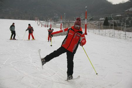 北京狂飚乐园首届冰雪节开幕(图)