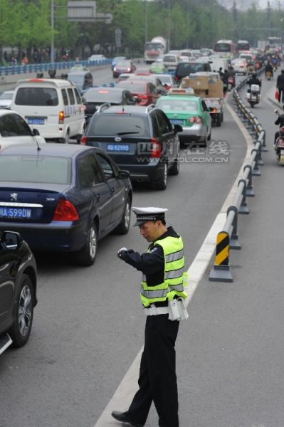 糖酒会场临时交通管制首日 交警远端分流车辆