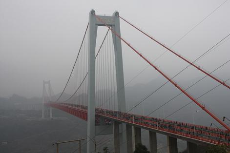 中交二航局承建的国内最大跨径钢桁梁悬索桥通