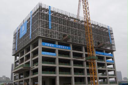 用通透式外爬架施工