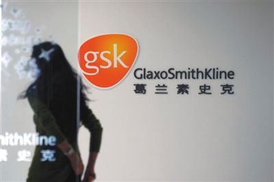 2010年12月9日，上海，葛兰素史克(中国)投资有限公司上海分公司，一名员工走入办公区。图/IC