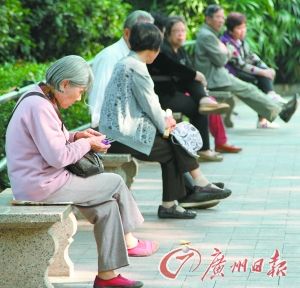 广州老人养老金每月两三千 称不敢轻易看病|养