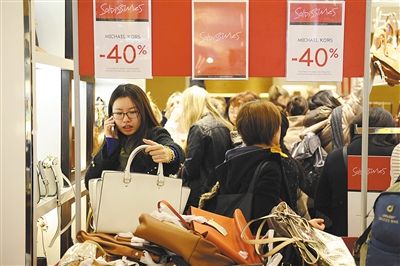 2014年法国冬季打折季，首都巴黎商场内出现大量“亚洲面孔”。根据海关“56号文”的规定，今后，海外购物将提交相应的货物清单，办理报关手续，个人物品将按行邮税征税。图/CFP