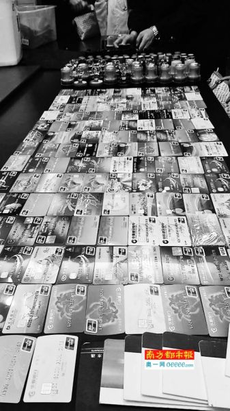 10月30日，“9·16”专案组民警在兰溪市公安局向记者展示缴获的大量U盾、银行卡、假公章等作案工具。南都记者 王佳 摄