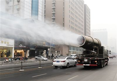  今年1月5日，俗稱“霧炮車”的多功能抑塵車，在鄭州街頭噴霧降塵。噴射的水霧顆粒達到微米級，能有效分解空氣中的污染顆粒物、塵埃等，有效緩解霧霾。 圖/CFP