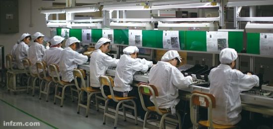 为国际品牌代工的中国工厂里，大多数是年轻女工。像彭水银这样的第一代打工女，因年龄增加、精力下降，在工厂里的生存空间日益逼仄。 （南方周末记者 王轶庶/图）